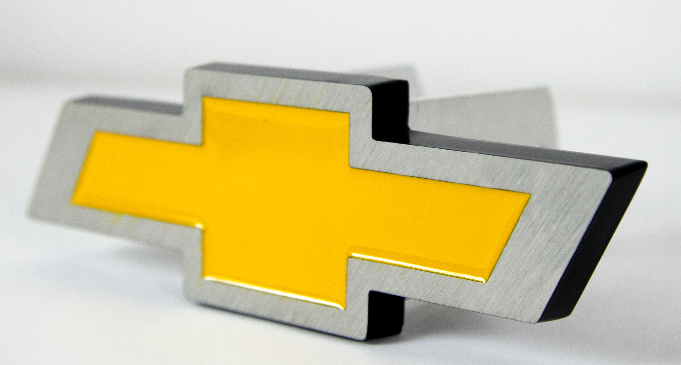 Plasticolor 002207R01 Chevy Bowtie Style Brushed Aluminum Hitch Plug   Trailer